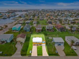 Home with fire pit, large deck, game room and close to the beach - 7