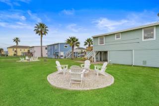 Home with fire pit, large deck, game room and close to the beach - 2