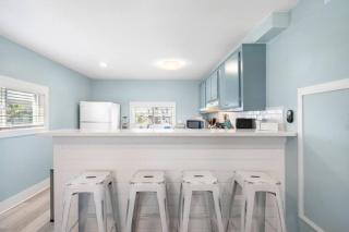 Cozy beach bungalow close to ocean with large yard - 4