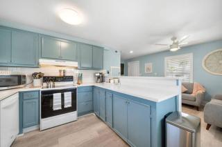 Cozy beach bungalow close to ocean with large yard - Galveston - 3