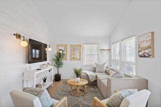 Stylish Home with game room, deck, and canal access - 8