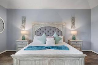 Perfect Seabrook retreat just minutes from the bay with fire pit and Cowyboy soaking pool - 6