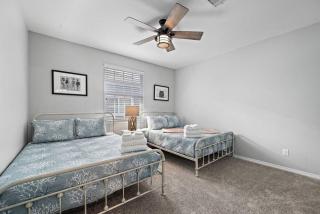 Perfect Seabrook retreat just minutes from the bay with fire pit and Cowyboy soaking pool - 2