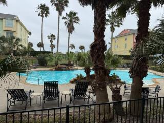 Modern condo right across from beach and pool - 9