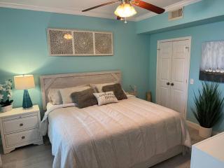 Modern condo right across from beach and pool - 4