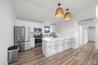 Beach Escape Close to Attractions and the Shore - 5