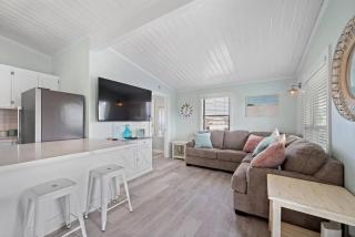 Cute Bungalow With Fire Pit Close to the Beach - 9