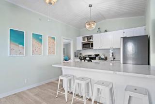 Cute Bungalow With Fire Pit Close to the Beach - 5