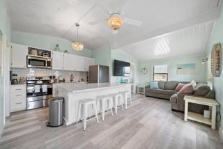 Cute Bungalow With Fire Pit Close to the Beach - 4