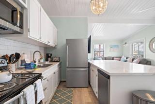 Cute Bungalow With Fire Pit Close to the Beach - 3