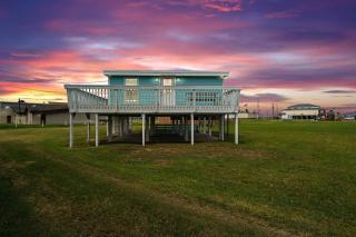 Beach Bungalow with Gorgeous Deck, Close to Beach - Surfside Beach - 0
