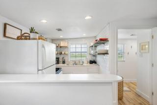 Beach Bungalow with Gorgeous Deck, Close to Beach - Surfside Beach - 6