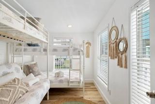 Beach Bungalow with Gorgeous Deck, Close to Beach - Surfside Beach - 5