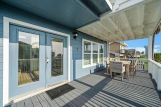 Beach house with large deck and patio - 9