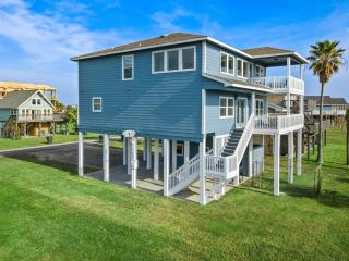 Beach house with large deck and patio - 5