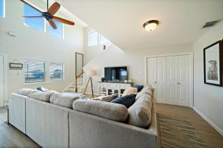 Beach house with large deck and patio - 2