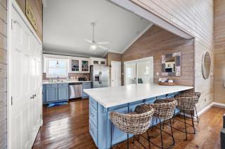 Secluded beachfront home with panoramic ocean views, private pool and huge deck - 8