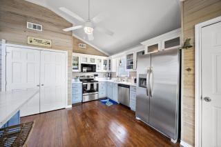 Secluded beachfront home with panoramic ocean views, private pool and huge deck - 4