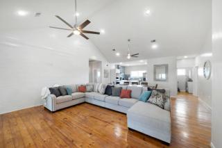 Huge secluded beach house on 2 acres with private pool, game room, close to beach - Galveston - 1