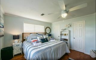 Beach bungalow with multiple decks, only 3-4 blocks from the beach - Surfside Beach - 3