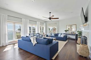 3-story beach house with incredible ocean views, steps to the beach - 9