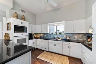 3-story beach house with incredible ocean views, steps to the beach - 4