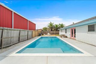 Family home with private pool and game room close to the beach - 4