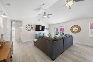 Family home with private pool and game room close to the beach - 3