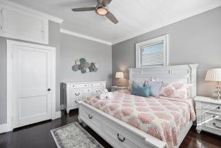 Charming and historic family vacation home with loft and large yard - 8