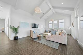 Modern beach home with the best views of West Bay - 8