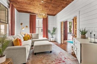 Historic chic and modern home blocks from the famous Strand - 8