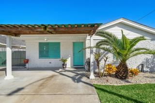 Bungalow with guest house and cozy yard just a short walk to the Seawall - 8