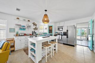 Bungalow with guest house and cozy yard just a short walk to the Seawall - 5