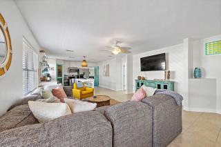Bungalow with guest house and cozy yard just a short walk to the Seawall - 2