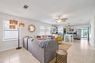 Bungalow with guest house and cozy yard just a short walk to the Seawall - 1