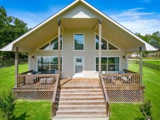 Lakefront home with huge yard and picturesque front porch - 0