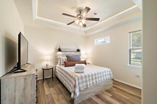 Lakefront home with huge yard and picturesque front porch - Blanchard - 8