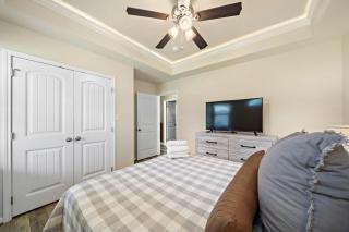 Lakefront home with huge yard and picturesque front porch - 5