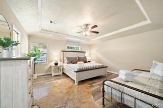 Lakefront home with huge yard and picturesque front porch - 4