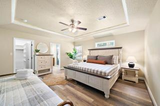 Lakefront home with huge yard and picturesque front porch - 3