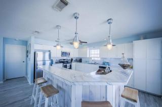 Holiday home with large deck and fenced yard, close to the beach - 9
