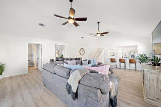 Spacious Home Near the Seawall with a Private Pool - 5