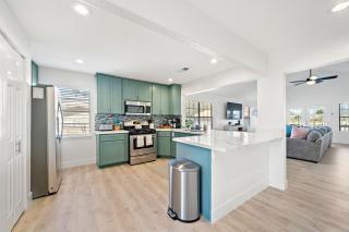 Spacious Home Near the Seawall with a Private Pool - 2