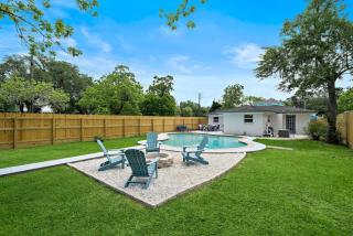 Beautiful home with pool near Kemah Boardwalk - 8