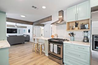 Beautiful home with pool near Kemah Boardwalk - 2