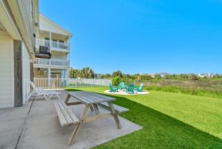 Cozy bungalow close to the beach with fire pit - 2