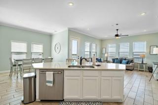 Beautiful bay home with breathtaking views from two decks and boardwalk with fishing pier - 4