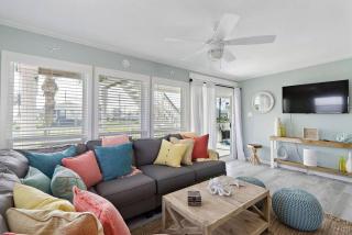 Coastal bungalow with huge yard, comfy deck and close to beach - 2