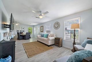 Cozy and charming getaway with deck, close to beach - 6