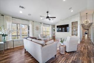 Huge lakefront retreat with private pier, pool, game room and outdoor fire pit - Onalaska - 2